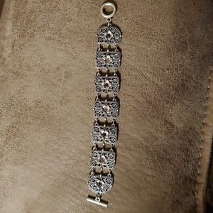 Flower detailed bracelet w/purple stones